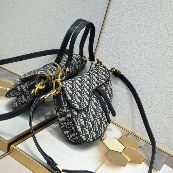 D saddle Be a classic with classics size: 25.5 x 20 x 6.5 cm