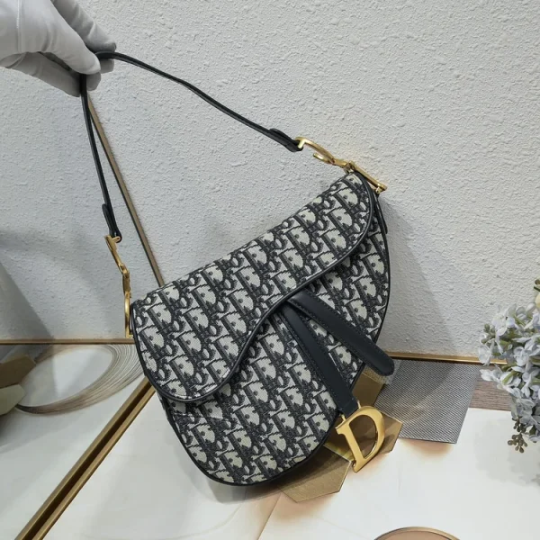 D saddle Be a classic with classics size: 25.5 x 20 x 6.5 cm